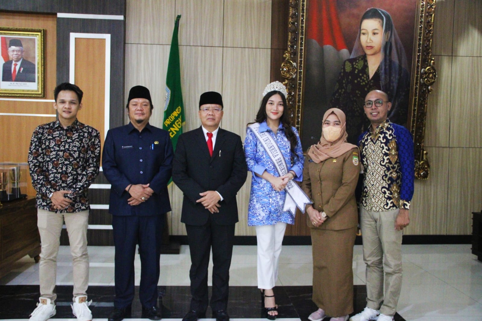 Foto Bersama Gubernur Bengkulu Rohidin Mersyah bersama Finalis Putri Indonesia Bengkulu 2022