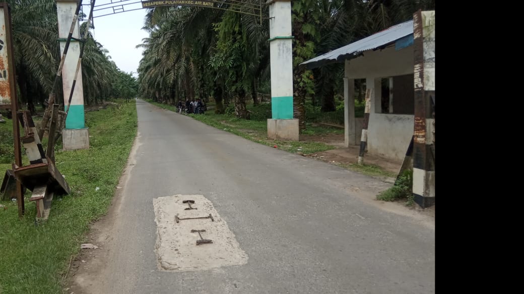 Jalan Rusak Di Desa Perkebunan Pulahan Kecamatan Air Batu