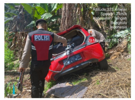 Mobil Merah Terjun Ke Jurang Sedalam 20 Meter