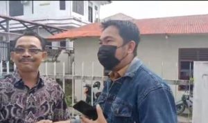 Mantan Pj Kades Dahadano Gawu-Gawu Hindari Wartawan Usai Penuhi Panggilan Kejari