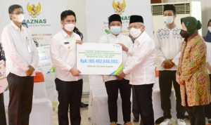 Wapres Serahkan Manfaat Program dan Beasiswa BPJS Ketenagakerjaan senilai Rp2,2 Miliar Kepada Pekerja dan Keluarganya