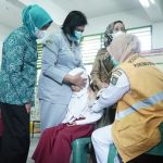 Ketua TP PKK Hj. Titiek Sugiharti Pantau Pelaksanaan Vaksin BIAN Siswa/i SDN 017973