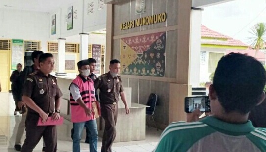 Mantan Kades Pasar Ipuh Ditahan Kejari Mukomuko