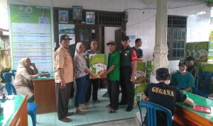 Pemerintah Desa Tanjung Aur II Bagikan Tangki Semprot Ke Masyarakat