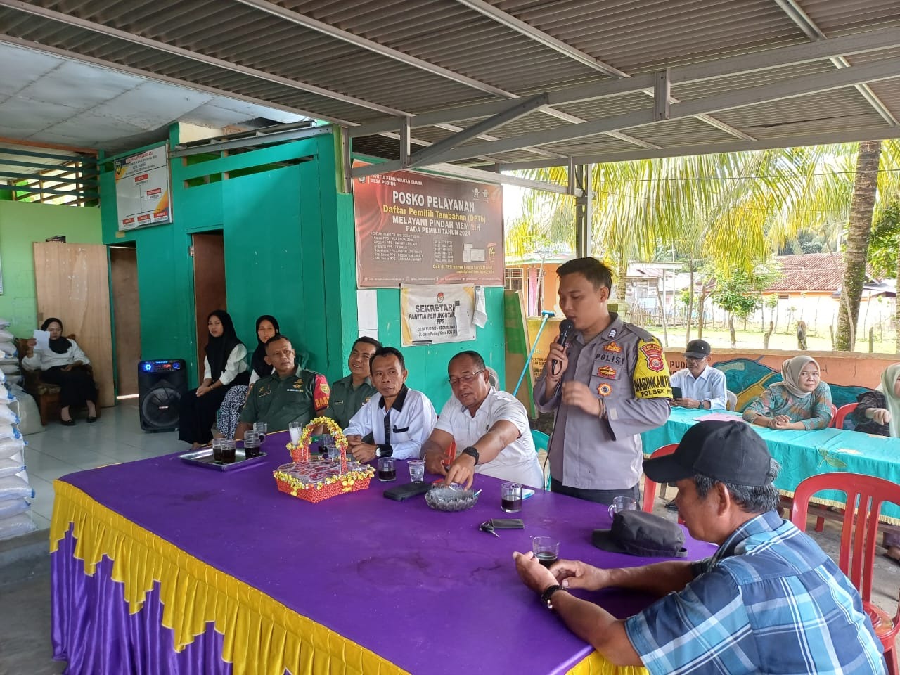 Bhabinkamtibmas Dukung Ketahanan Pangan dengan Hadiri Pembagian Beras di desa Puding