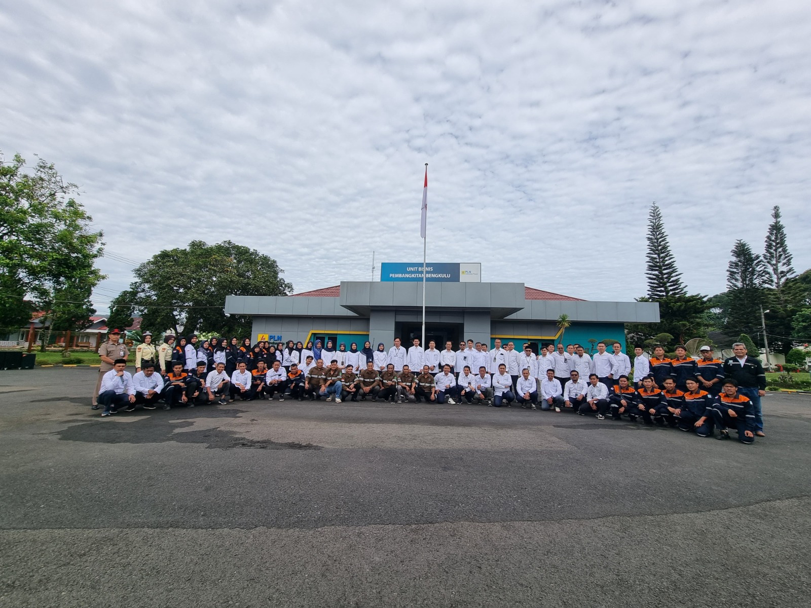 Seluruh Pegawai, Tenaga Alih Daya & mintra kerja di lingkungan PLN IP UBP Bengkulu berfoto bersama setelah pelaksanaan Upacara Peringatan ke-117 Hari Kebangkitan Nasional (Harkitnas) Tahun 2025