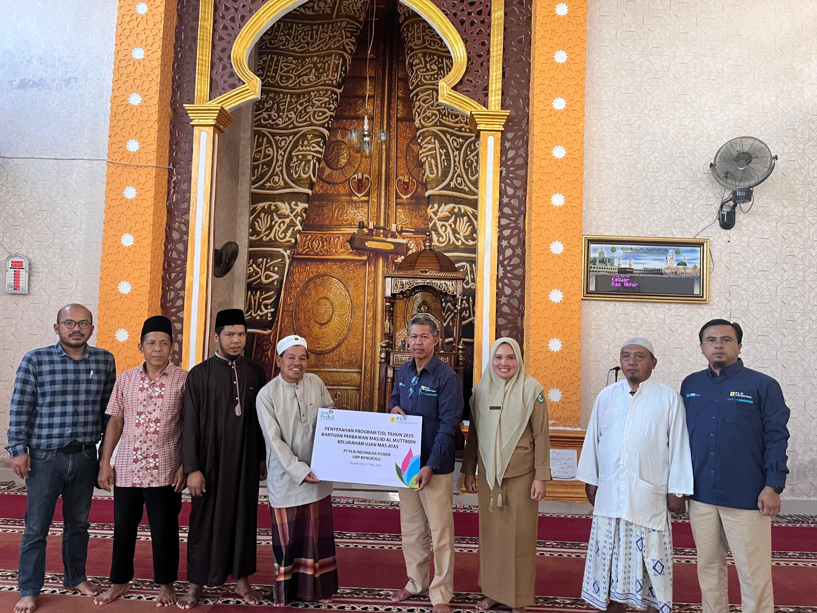 Penyerahan Bantuan TJSL Perbaikan Masjid Al- Muttaqin oleh Pirwan ASMAN Keuangan & Umum PLN IP UBP Bengkulu