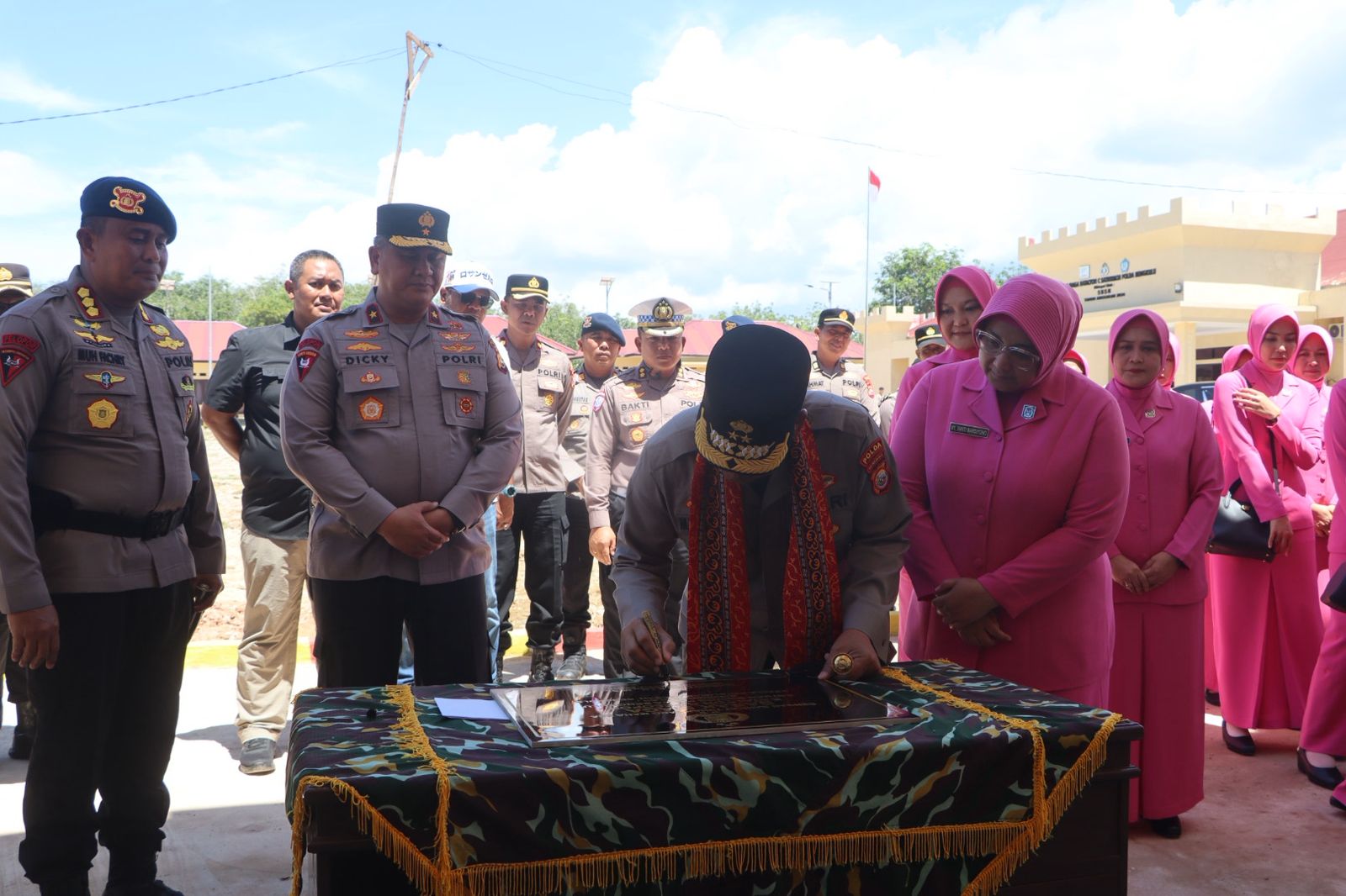 348f6719-79c6-4b3c-abd2-2983df564a4c